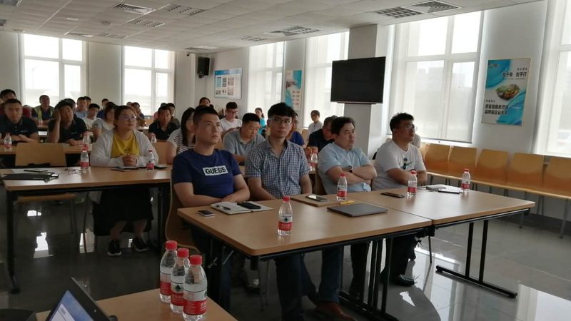 叉车操作后，应及时进行清洁和保养，以延长叉车的使用寿命。具体包括：